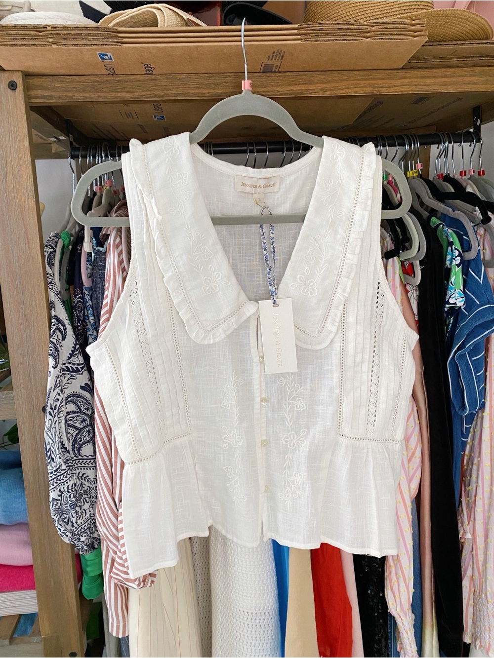 JENNIFER & GRACE Off-White Ruffle Collar Embroidered Cotton Sleeveless Top! 🐚 - Picture 3 of 12
